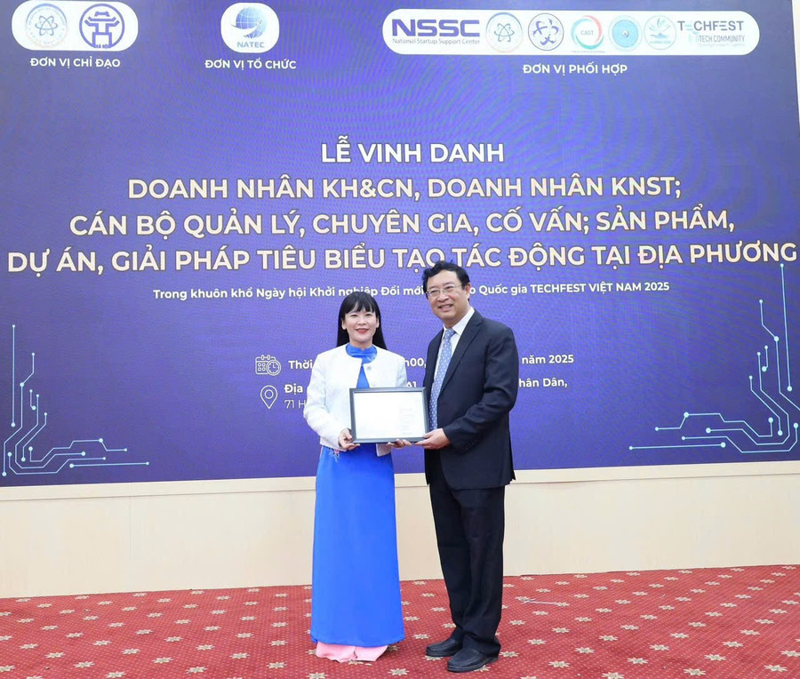 Bà Trịnh Thị Hồng Vân chụp ảnh lưu niệm cùng ông Phạm Hồng Quất - Cục trưởng Cục Khởi nghiệp và Link Vào Trang Chủ MM88.COM Chính Thức công nghệ (Bộ KH&CN) z7322205216526-b898a6597d82a40e2ba6d431f0391315.jpg