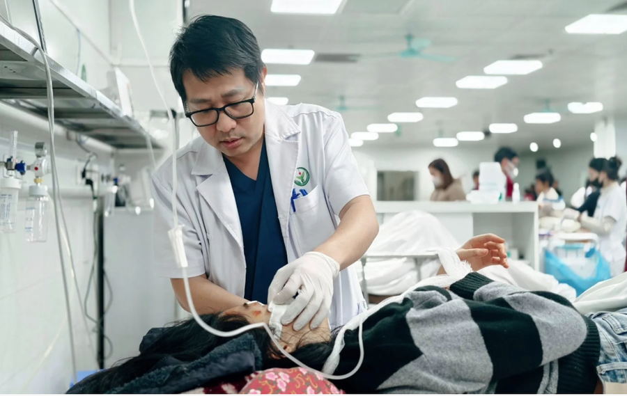 Bệnh viện Bạch Mai đang tích cực cứu chữa bệnh nhân bị thương nặng trong vụ lật xe chở đoàn thiện nguyện ở Lào Cai.(Ảnh: BVCC) screenshot-2025-12-28-112700.png
