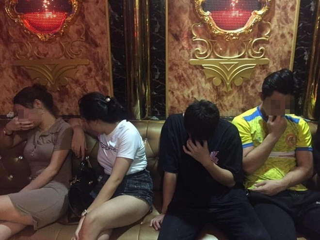 Ảnh: Nhóm đối tượng tổ chức sử dụng ma túy tại quán Karaoke.