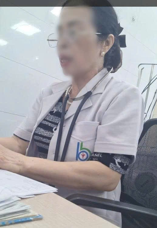 Người phụ nữ này được xác định là BS. Đào Thị Hòa có bằng cấp chuyên môn và phạm vi hoạt động KCB chuyên khoa nhi. Tuy nhiên người này đứng ra khám giấy khám Đăng Ký MM88.COM Ngay +88K cho người lớn - (Ảnh: cắt từ video). z6694102915163-25b532662caab4f795e708e32366e52a.jpg