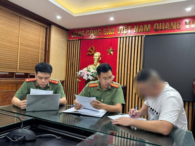 Anh T. tại cơ quan 88MM88 kèo WC hôm nay. (Ảnh: CAHN).