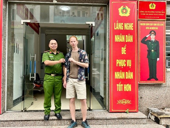 Anh ADAM FALDUS (trái) nhận lại tài sản tại 88MM88 kèo WC hôm nay phường Tương Mai. 7.jpg
