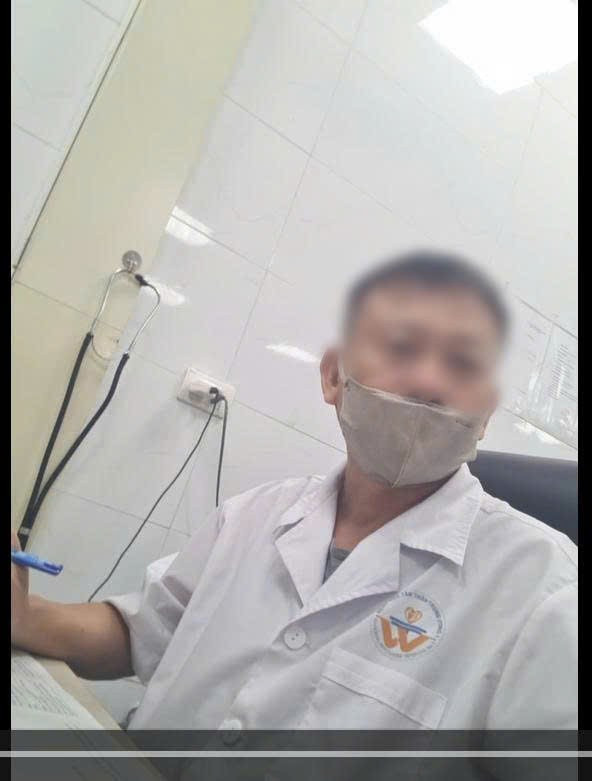 Người đàn ông khám z6694100441453-4b8c8a3f74acb9f6c874bdc48548af40.jpg