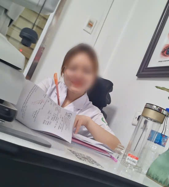 Nữ nhân viên Lưu Thị Huyền khám mắt và ghi kết quả. Không có sự tham gia, xuất hiện của bác sĩ Đặng Thị Băng Tâm - (Ảnh: cắt từ video). z6694005917191-48c9f55555e086a88911106ef27df733.jpg