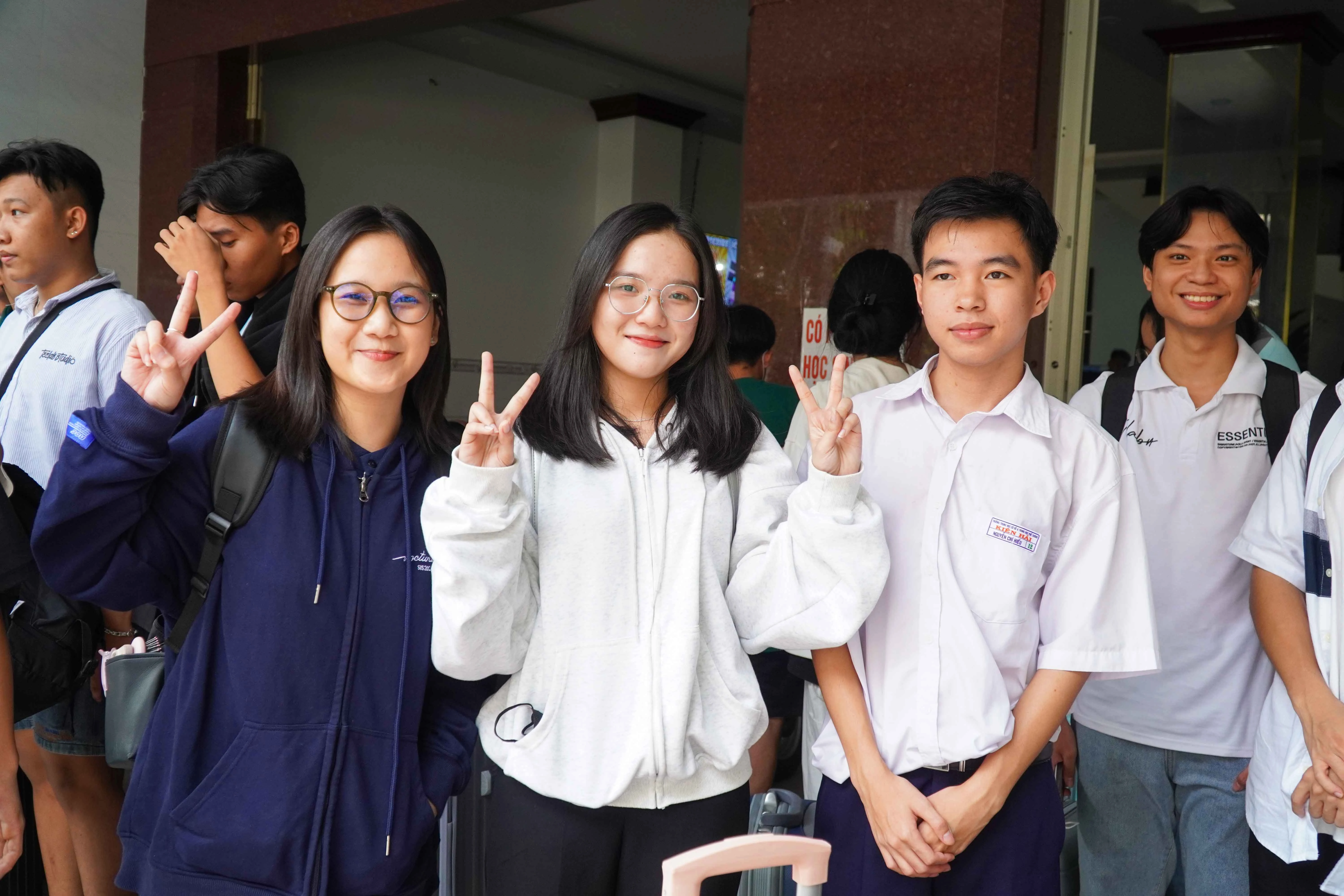 Các Đăng nhập vào MM886 Việt Nam phấn khởi khi vào đến đất liền. Các Đăng nhập vào MM886 Việt Nam phấn khởi khi vào đến đất liền.
