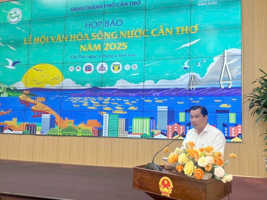 Ông Lê Minh Tuấn, Phó Giám đốc Sở VH-TT&DL TP Cần Thơ thông tin về Lễ hội Văn hóa Sông nước Cần Thơ năm 2025. le-hoi-vh-song-nuoc-3.jpg