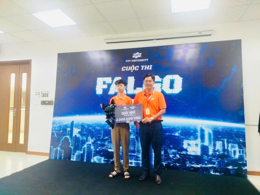 Em Trần Tiến Trung cùng thầy nhận giải Cuộc thi “Falgo 2025 - Đấu trường lập trình” được tổ chức tại MM888 bảo mật tuyệt đối FPT Cần Thơ.