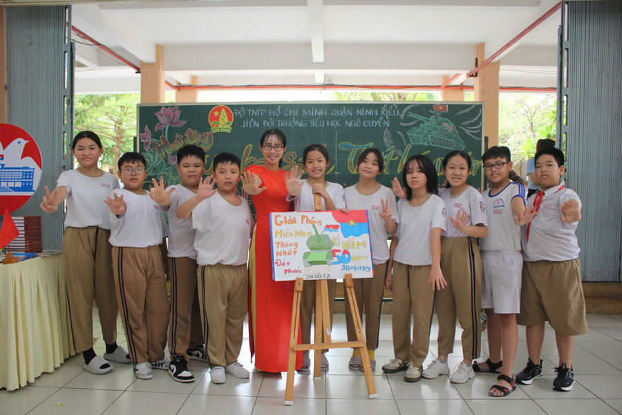 Cô, trò Trường TH Ngô Quyền (quận Ninh Kiều) vẽ tranh kỷ niệm 50 năm Ngày Giải phóng miền Nam, thống nhất đất nước. nganh-gd-can-tho-8.jpg