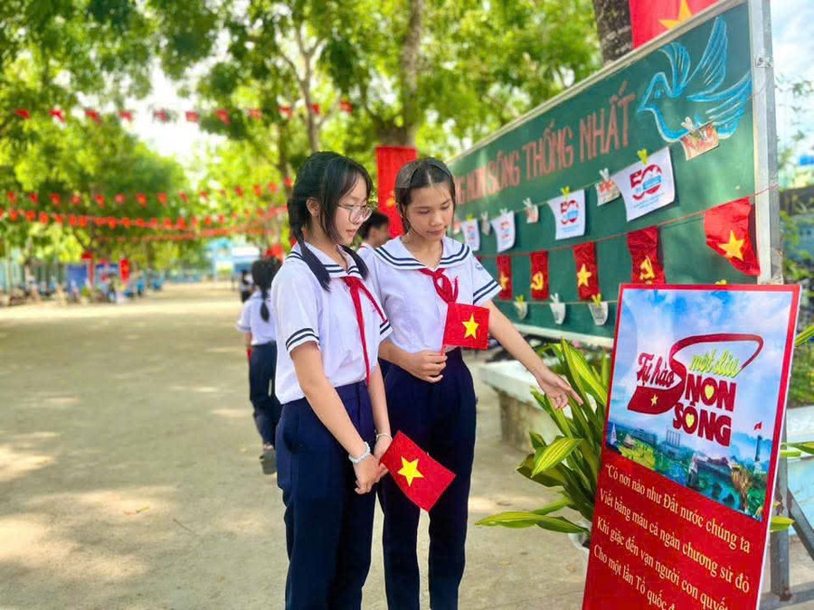 Các em HS Trường THCS Thới Long (quận Ô Môn) tìm hiểu hoạt động kỷ niệm 50 năm Ngày Giải phóng miền Nam, thống nhất đất nước. nganh-gd-can-tho-7.jpg