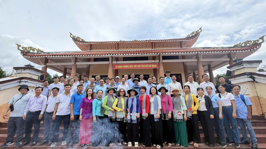Chi bộ Văn phòng Sở GD&ĐT TP Cần Thơ sinh hoạt chuyên đề - về nguồn tại Khu Di tích Đền thờ Bác Hồ, xã An Thạnh.