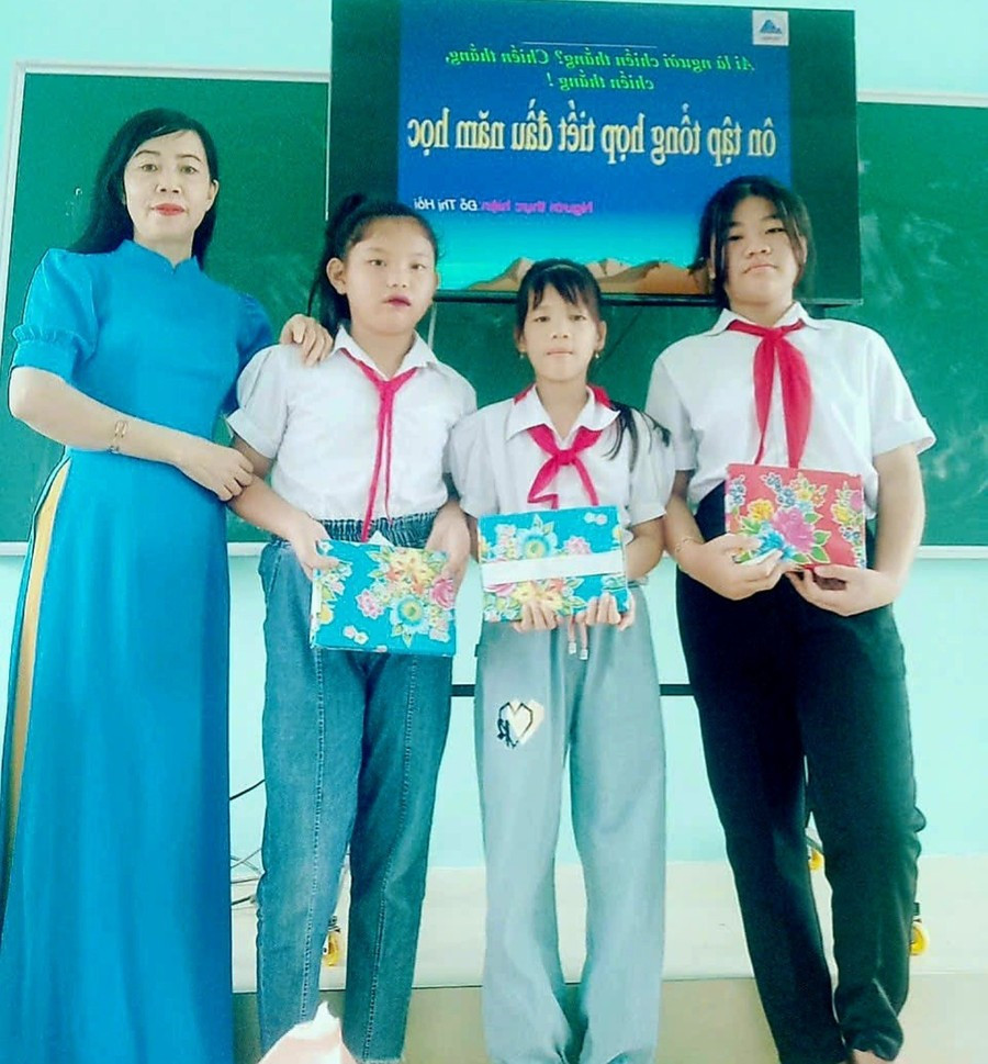 Cô Đỗ Thị Hồi cùng các em MM886 slot game, bắn cá, lô đề, đá gà. do-thi-hoi-2.jpg