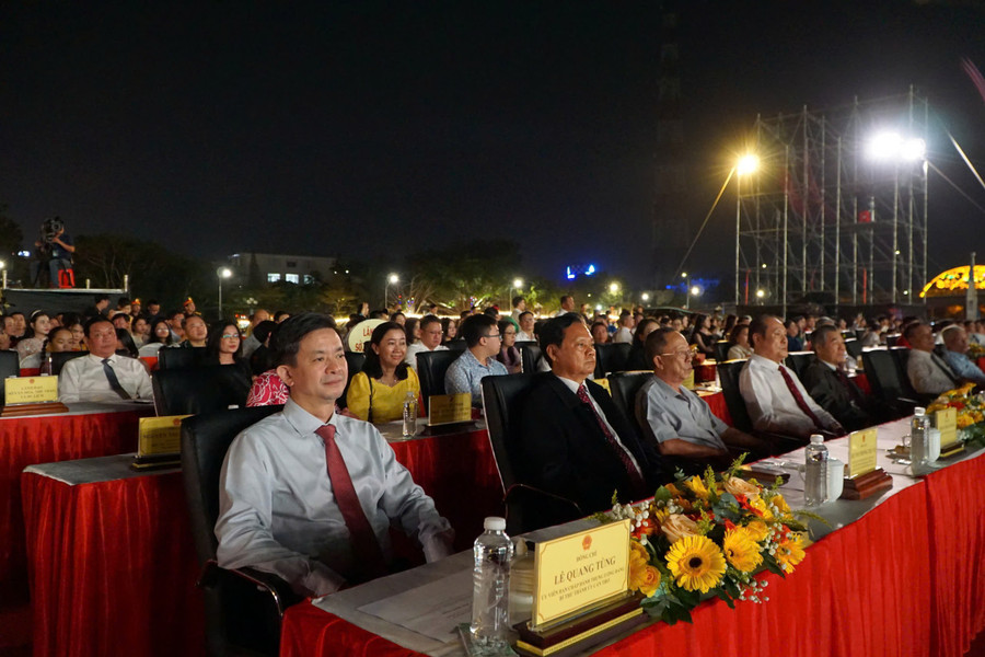 Đại biểu dự lễ khai mạc. Ảnh: Văn Dương. le-hoi-song-nuoc-can-tho-5.jpg