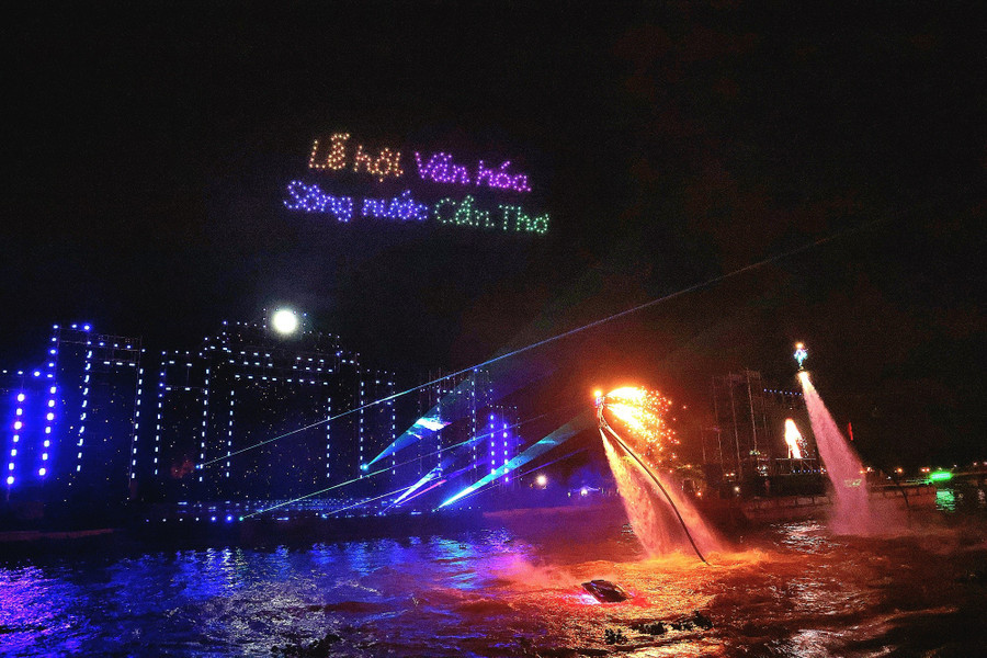 Trình diễn drone kết hợp nghệ thuật laser, hiệu ứng kỹ xảo sân khấu và trình diễn Flyboard chào mừng khai mạc Lễ hội Văn hóa Sông nước Cần Thơ năm 2025. Ảnh: Trung Phạm. le-hoi-song-nuoc-can-tho-3.jpg