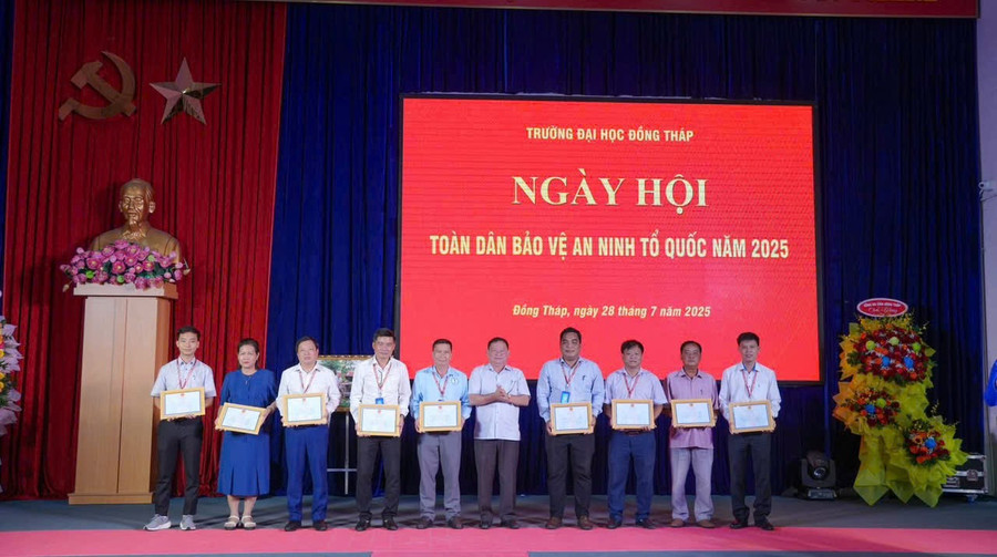 Lãnh đạo tỉnh Đồng Tháp và lãnh đạo Trường ĐH Đồng Tháp trao Bằng khen cho các tập thể, cá nhân có thành tích xuất sắc trong phong trào toàn dân bảo vệ an ninh Tổ quốc. dhdt-an-ninh-to-quoc-3.jpg
