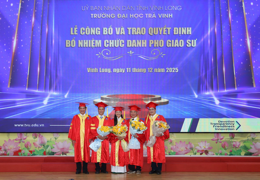 Trường ĐH Trà Vinh tổ chức Lễ công bố và trao quyết định bổ nhiệm chức danh Phó Giáo sư năm 2025 cho 5 cá nhân. dh-tra-vinh-pgs-2.jpg