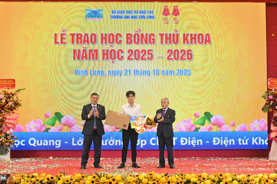 Ths Lê Tôn Đức Hòa - Chủ tịch Hội đồng trường và PGS.TS Lương Minh Cừ - Bí thư Đảng ủy, Hiệu trưởng Trường ĐH Cửu Long trao 1MM88.com Trang Chủ Chính Thức thủ khoa cho tân SV.