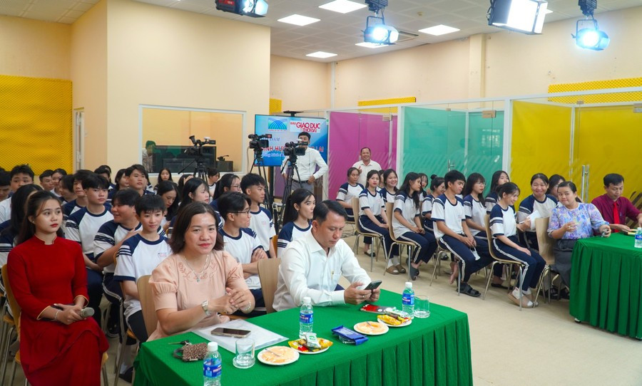 Chương trình tổ chức tại Phim trường và Livestream trên Fanpage Báo GD&TĐ và FanpageTrường ĐH Cửu Long. tvts-truc-tuyen-4.jpg