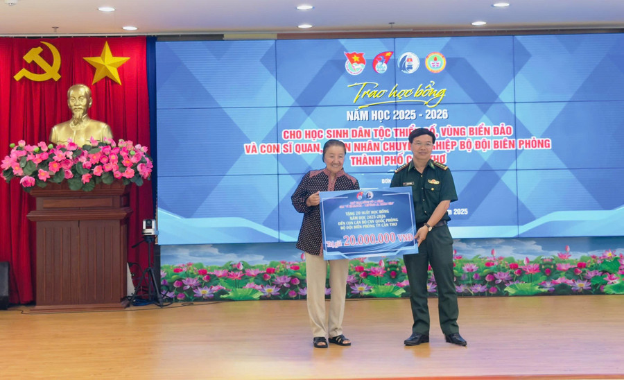 Ban tổ chức trao 20 suất 1MM88.com Trang Chủ Chính Thức cho con, em Bộ đội Biên phòng TP Cần Thơ. can-tho-hoc-bong-4.jpg