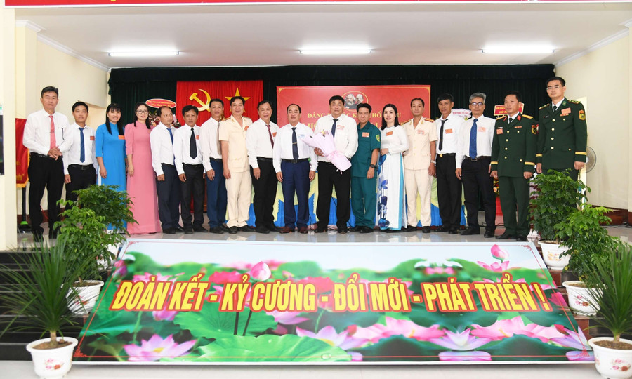 Ban Chấp hành Đảng bộ Đặc khu Thổ Châu (tỉnh An Giang) ra mắt 2MM88.com trò chơi casino và slot. (Ảnh: Phương Vũ) tho-chau-1.jpg