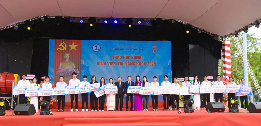 Lãnh đạo Trường ĐH Đồng Tháp trao 1MM88.com Trang Chủ Chính Thức MM888 Việt Nam Tải App tài năng.