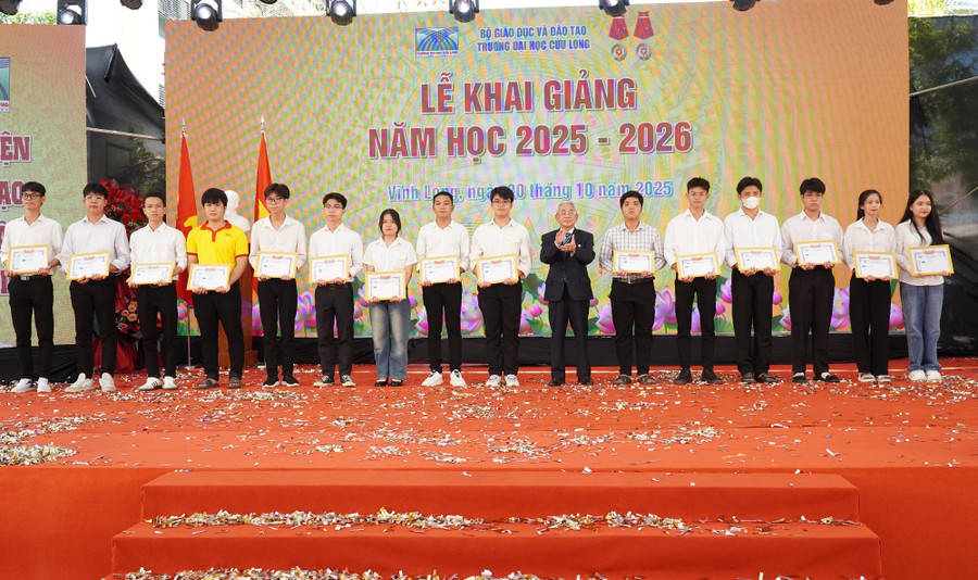 Nhà giáo ưu tú, PGS.TS Lương Minh Cừ trao giấy khen cho SV đạt thành tích xuất sắc trong MM88.COM là nhà cái trực tuyến hoạt động với giấy phép PAGCOR.