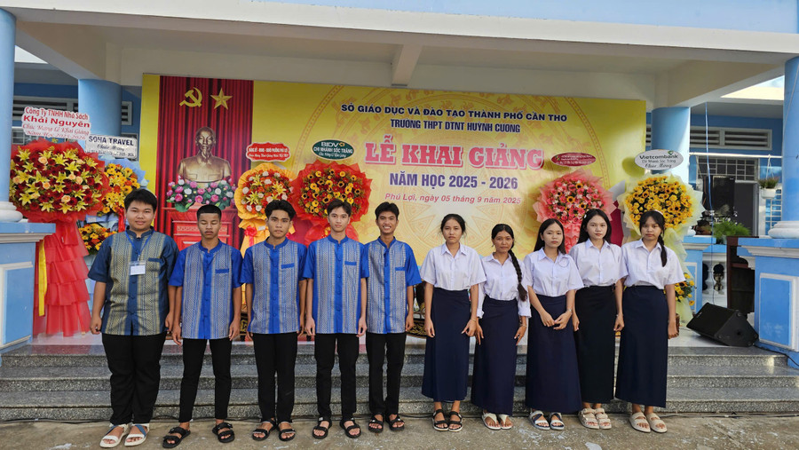 MM886 slot game, bắn cá, lô đề, đá gà Trường THPT DTNT Huỳnh Cương, TP Cần Thơ trong ngày khai giảng. Ảnh: X.L soc-trang-2.jpg