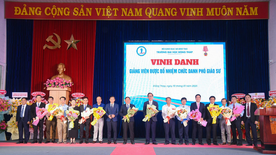 Trường ĐH Đồng Tháp vinh danh giảng viên được bổ nhiệm chức danh Phó Giáo sư năm 2025. anh-1-7986.jpg