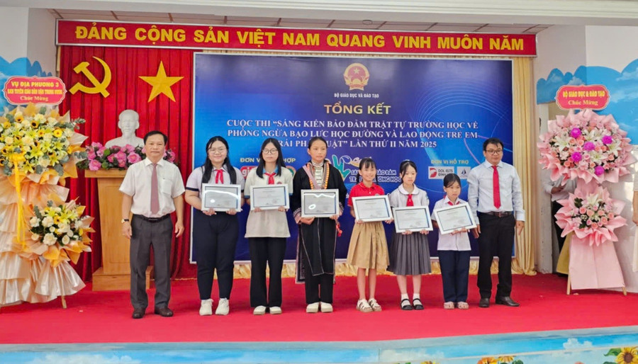 Lãnh đạo Sở GD&ĐT TP Cần Thơ trao chứng nhận cho các em MM886 slot game, bắn cá, lô đề, đá gà. trao-giai-cuoc-thi-2.jpg