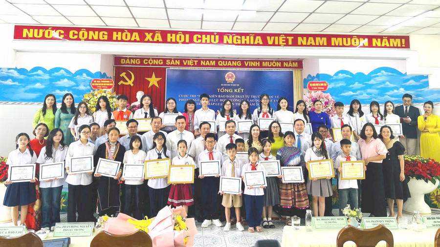 Ban Tổ chức và các em MM886 slot game, bắn cá, lô đề, đá gà đạt giải cuộc thi chụp ảnh lưu niệm. trao-giai-cuoc-thi-3.jpg