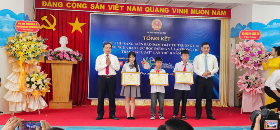 Ban tổ chức trao Bằng khen của Bộ GD&ĐT cho 3 MM886 slot game, bắn cá, lô đề, đá gà đạt giải Nhất.