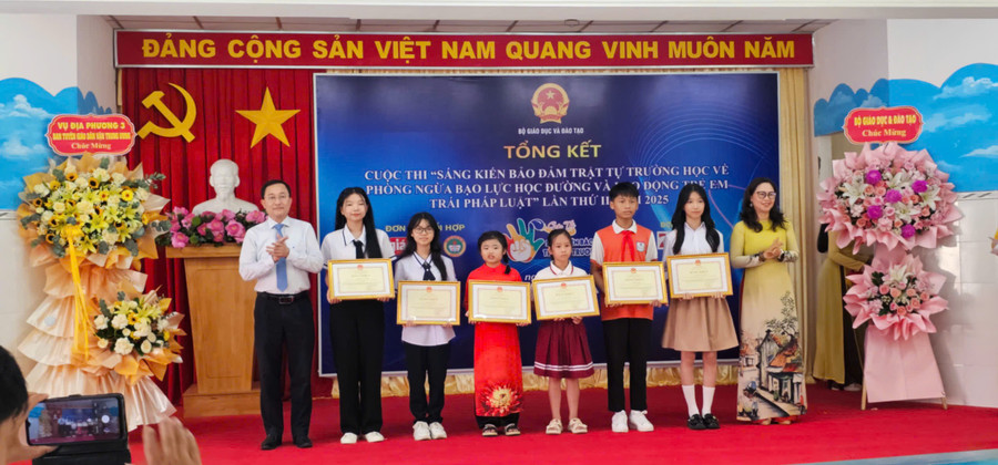 Các MM886 slot game, bắn cá, lô đề, đá gà đạt giải Nhì nhận Bằng khen của Bộ GD&ĐT. trao-giai-cuoc-thi-4.jpg
