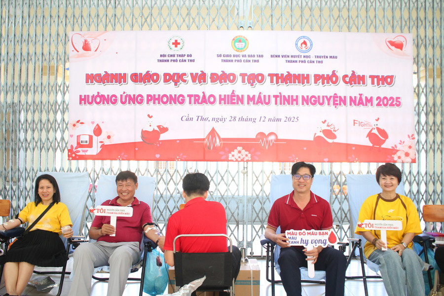 Niềm vui của thầy cô giáo khi tham gia hiến máu với mong muốn can-tho-hien-mau-6.jpg
