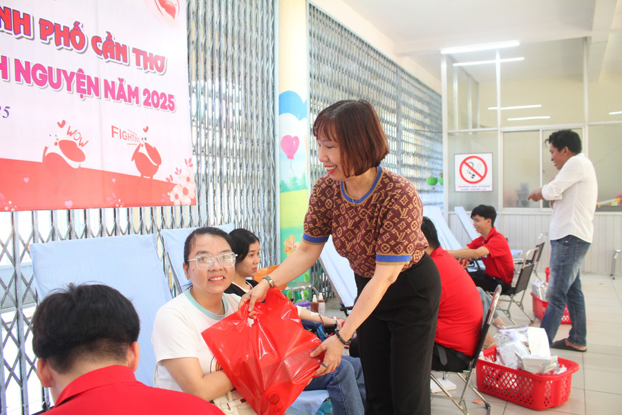 Bà Lê Thị Thùy Dung, Phó Giám đốc Sở GD&ĐT TP Cần Thơ động viên cán bộ, Trung Tâm Đăng Nhập MM88 Chính Thức Mới tham gia hiến máu tình nguyện. can-tho-hien-mau-5.jpg