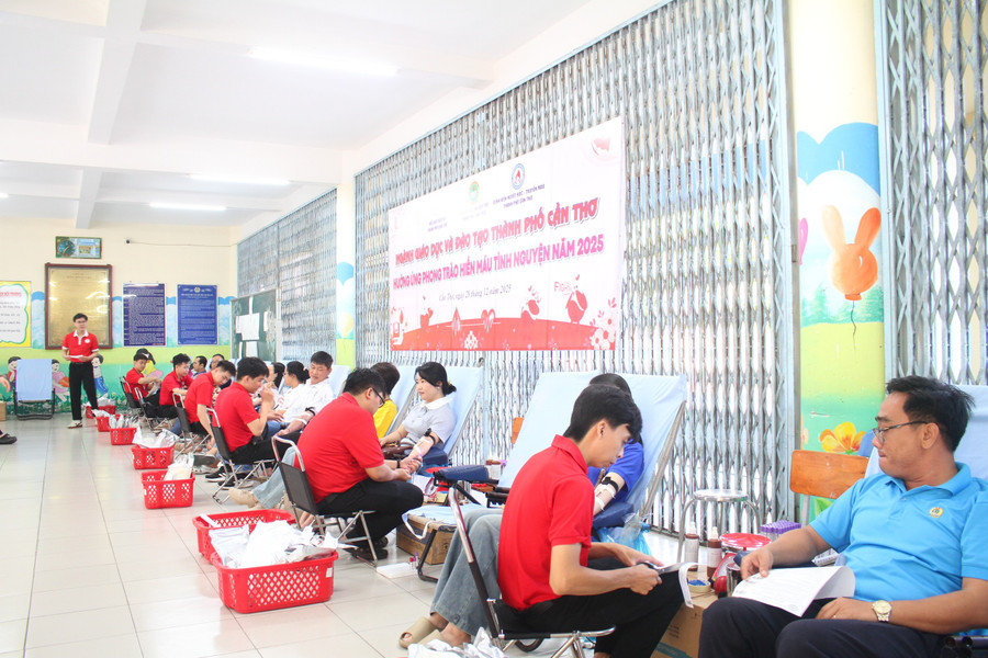 Nhiều thầy cô giáo các cấp học tham gia hiến máu. can-tho-hien-mau-7.jpg