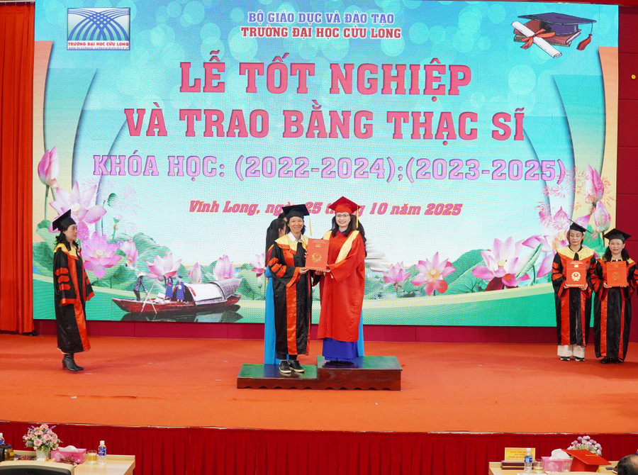 dhcl-trao-bang-ths-3.jpg