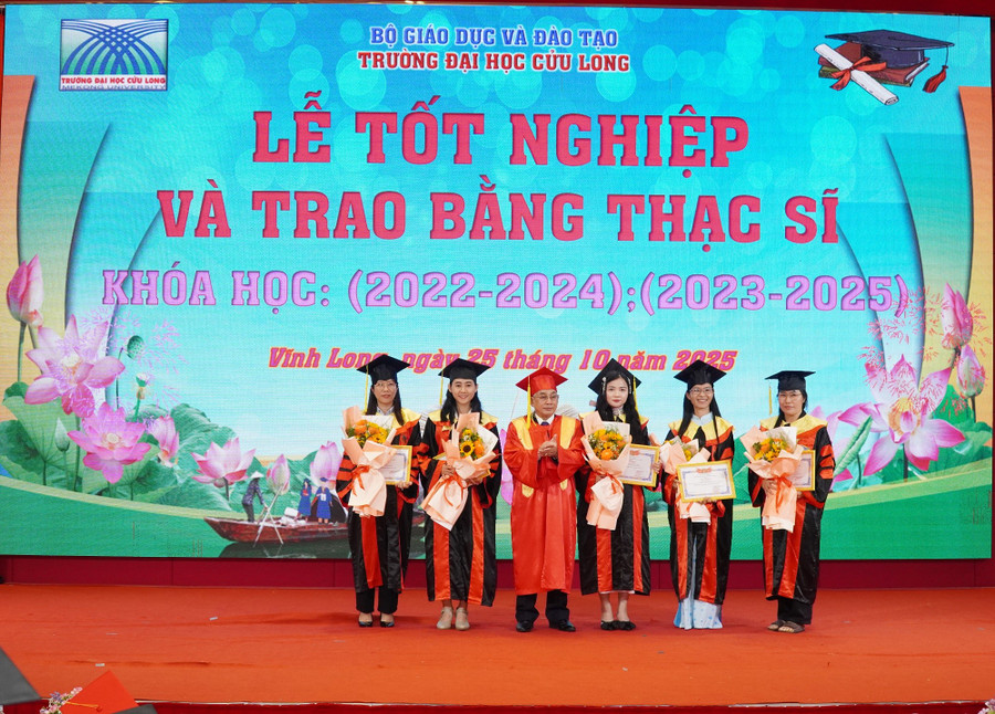 PGS.TS Lương Minh Cừ, Bí thư Đảng ủy, Hiệu trưởng Trường ĐH Cửu Long trao bằng và giấy khen cho tân thạc sĩ MM88dangnhap nhà cái World Cup 2026 thủ khoa.