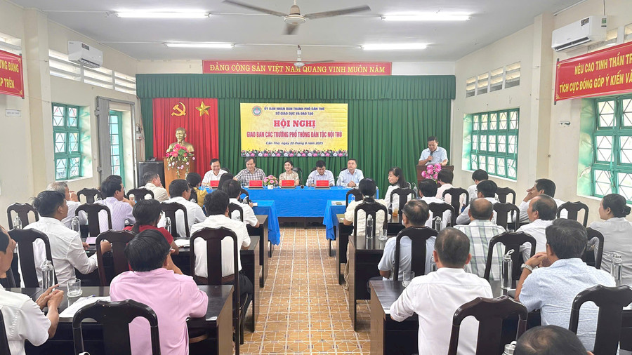 Các đại biểu và lãnh đạo các trường PTDTNT trao đổi, chia sẻ tại Hội nghị. can-tho-giao-ban-dtnt-3.jpg