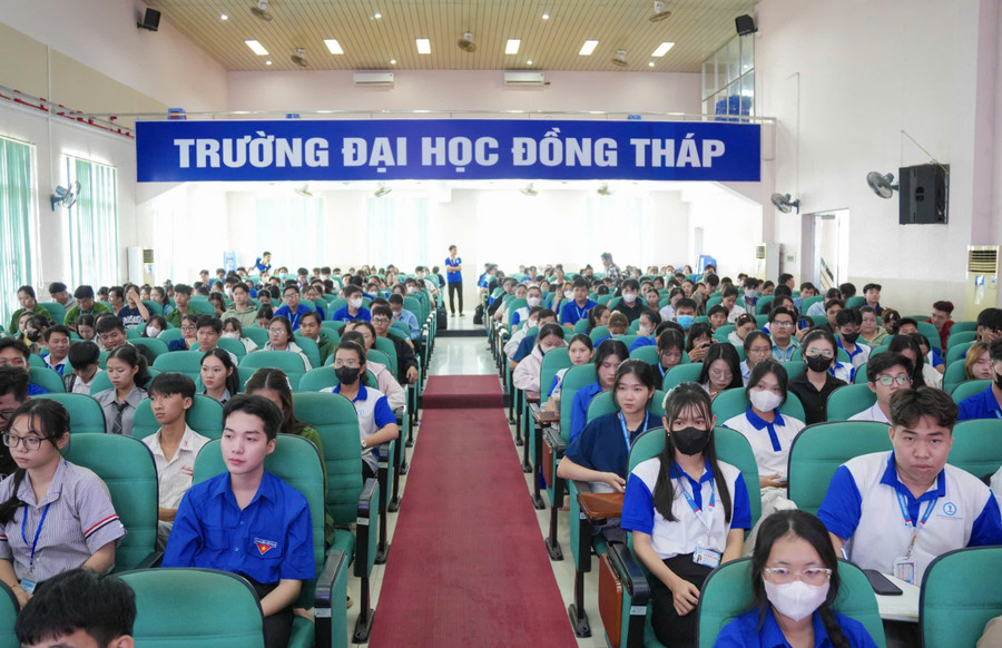 MM888 Việt Nam Tải App Trường ĐH Đồng Tháp tham gia chương trình gặp gỡ, tuyên truyền về phòng, chống tội phạm và các hình thức lừa đảo trên không gian mạng. dhdt-tuyen-truyen-3.jpg