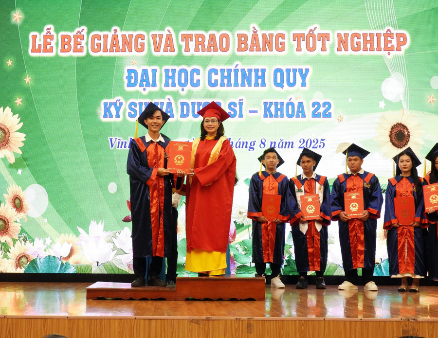 dhcl-trao-bang-duoc-si-3.jpg