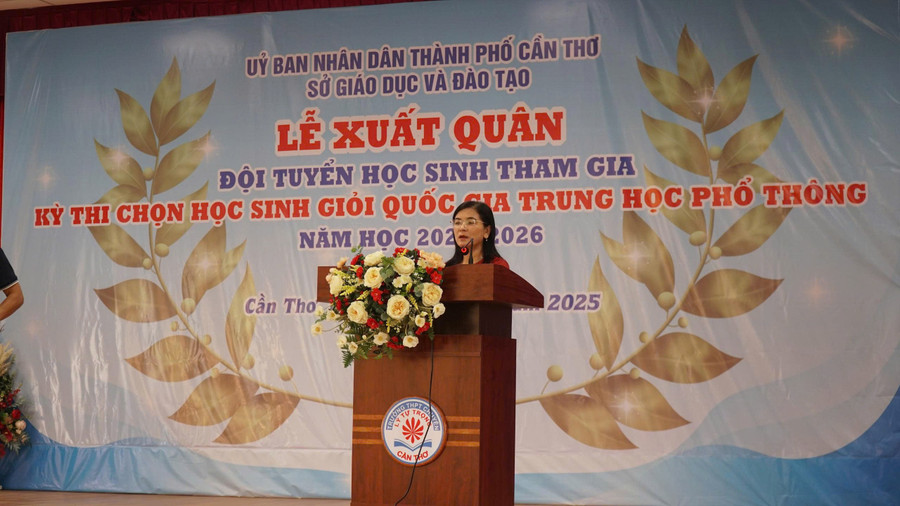 Bà Trần Thị Huyền, Quyền Giám đốc Sở GD&ĐT TP Cần Thơ phát biểu tại buổi lễ. can-tho-xuat-quan-hs-gioi-3.jpg