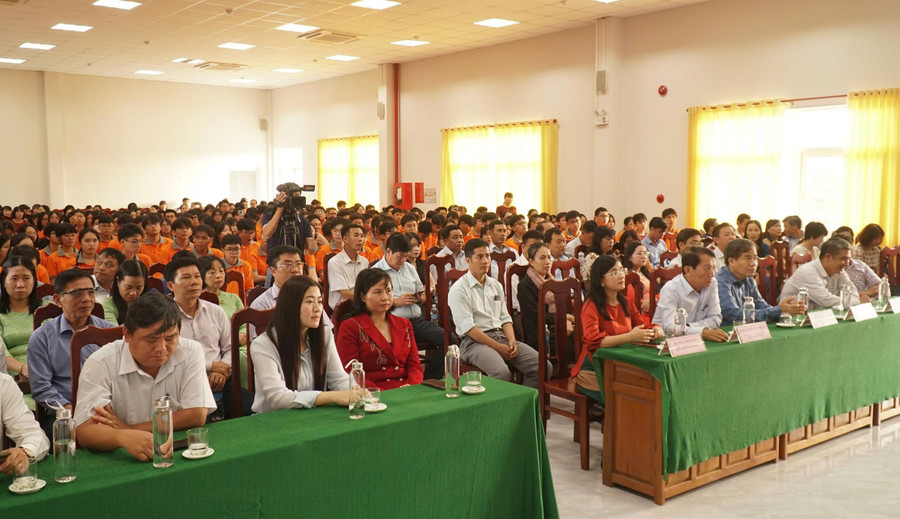 Quang cảnh buổi lễ. can-tho-xuat-quan-hs-gioi-2.jpg