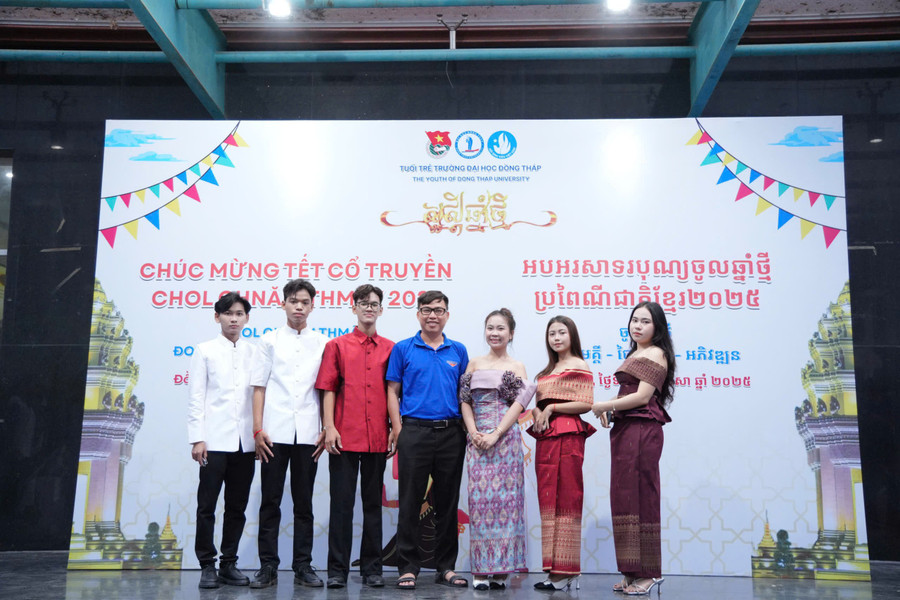 Cán bộ viên chức, SV đang MM88.COM là nhà cái trực tuyến hoạt động với giấy phép PAGCOR và làm việc tại Trường ĐH Đồng Tháp được hoà mình vào không khí Tết cổ truyền của đồng bào Khmer. dhdt-tet-khmer-5.jpg