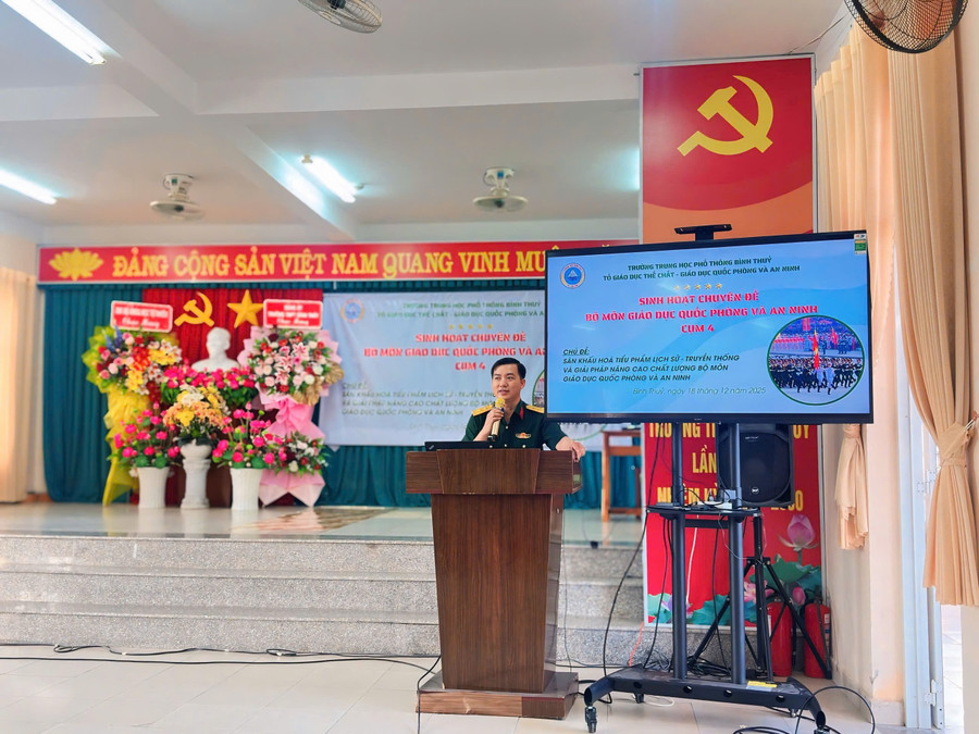Đại biểu chia sẻ tại Hội thảo. giao-duc-quoc-phong-1.jpg