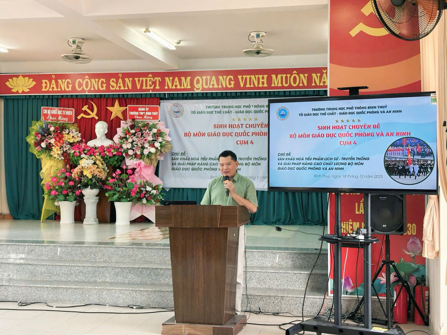 Đại biểu trao đổi tại Hội thảo. giao-duc-quoc-phong-3.jpg
