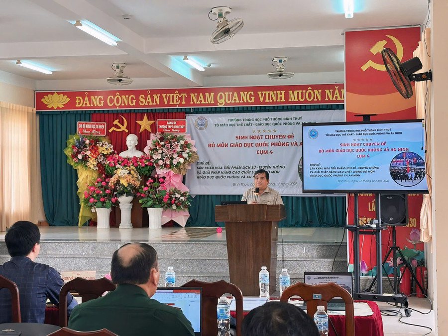 Ông Huỳnh Thanh Lộc, Phó trưởng Phòng Giáo dục Trung học và Giáo dục nghề nghiệp (Sở GD&ĐT TP Cần Thơ) chia sẻ tại Hội thảo. giao-duc-quoc-phong-2.jpg