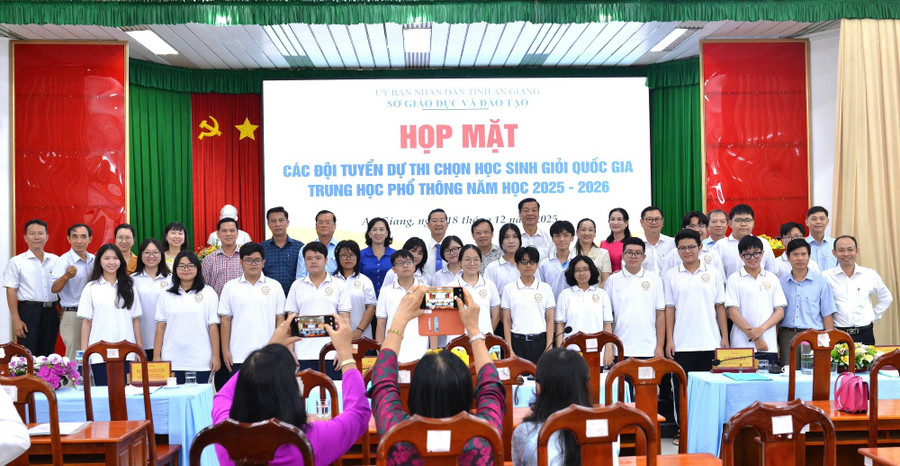Lãnh đạo tỉnh và lãnh đạo Sở GD&ĐT An Giang chụp ảnh lưu niệm cùng MM886 slot game, bắn cá, lô đề, đá gà tham gia đội tuyển.