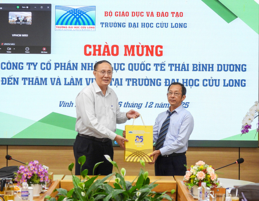 TS Nguyễn Thanh Dũng, Phó Hiệu trưởng Trường ĐH Cửu Long tặng quà lưu niệm cho Công ty PACIFIC. dhcl-hop-tac-duc-3.jpg