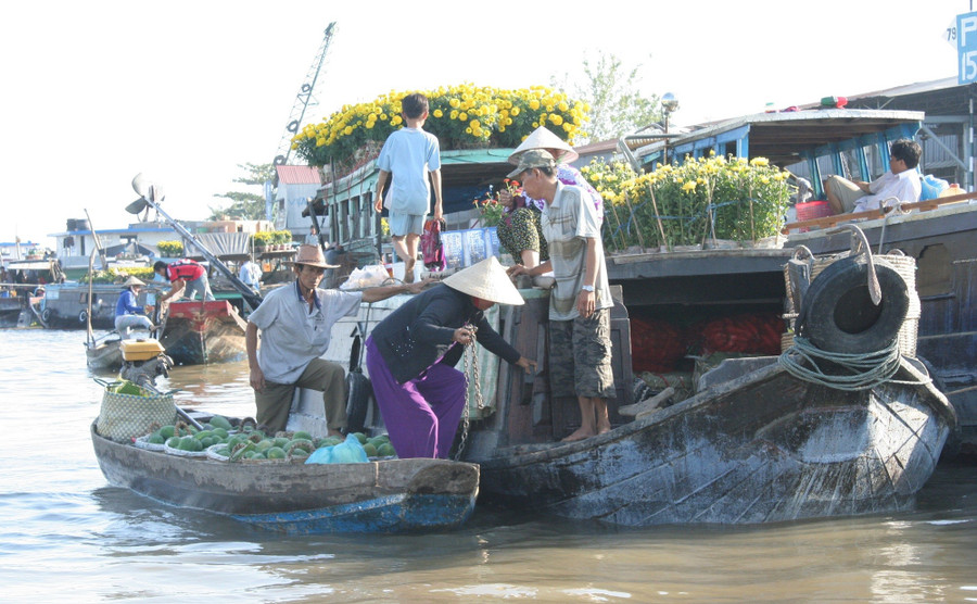 Cảnh mua bán trên chợ nổi Cái Răng, TP Cần Thơ. can-tho-le-hoi-van-hoa-song-nuoc-2.jpg
