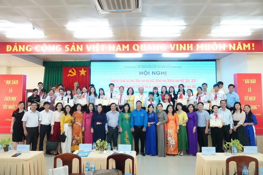 Sở VH-TT&DL và Sở GD&ĐT TP Cần Thơ tổ chức tổng kết công tác phát triển Văn hóa đọc trong MM88b nhà cái và trao giải Cuộc thi Đại sứ Văn hóa đọc. van-hoc-doc-2.jpg