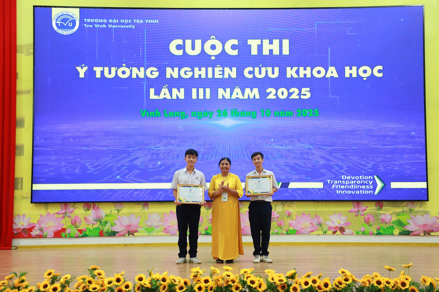 TS Thạch Thị Dân, Phó Hiệu trưởng Trường ĐH Trà Vinh khen thưởng HS Trường THPT Nguyễn Đình Chiểu xuất sắc đạt giải Nhất cuộc thi.